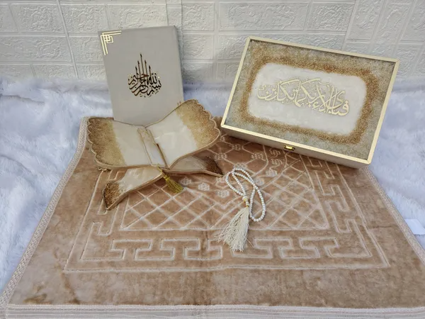 Sawab-e-Jariyah Elegance Set – Cream & Gold Quran Gift Hamper